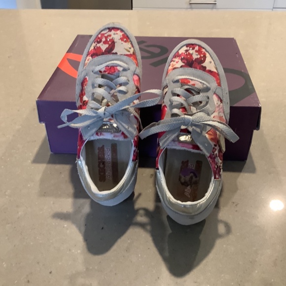 Causal Sneakers - Picture 2 of 2